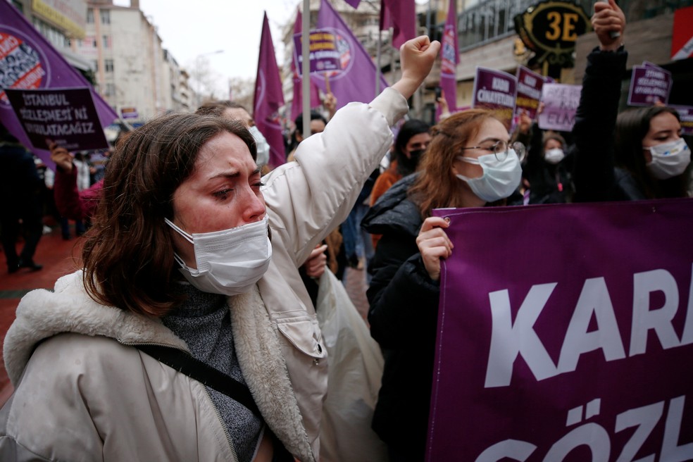 Mulheres foram as ruas de Istambul protestar contra a saída do país do tratado.
