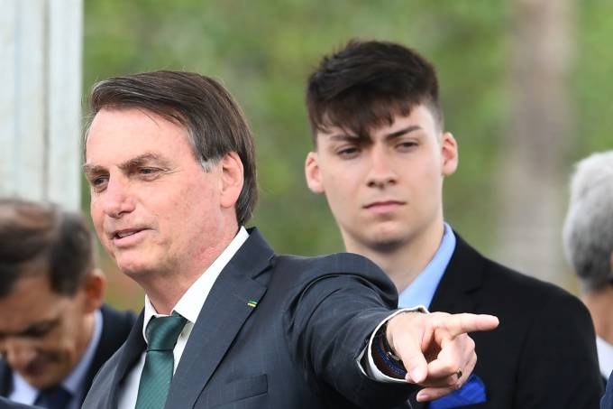 Jair Renan Bolsonaro, mais conhecido como o filho 04 do presidente da República teria recebido um carro elétrico de uma empresa que teve uma reunião com o governo dias após o  suposto presente.