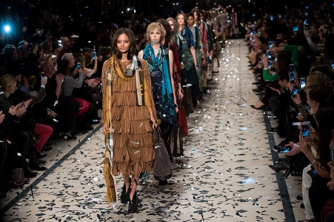 A evolução dos desfiles de moda ao longo da história
