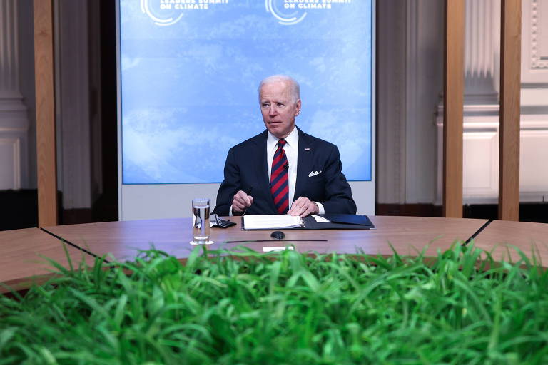 Joe Biden na Cúpula do Clima assistindo ao discurso de outros líderes mundiais.