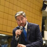 Deputado Fernando Cury segundo um microfone durante plenária