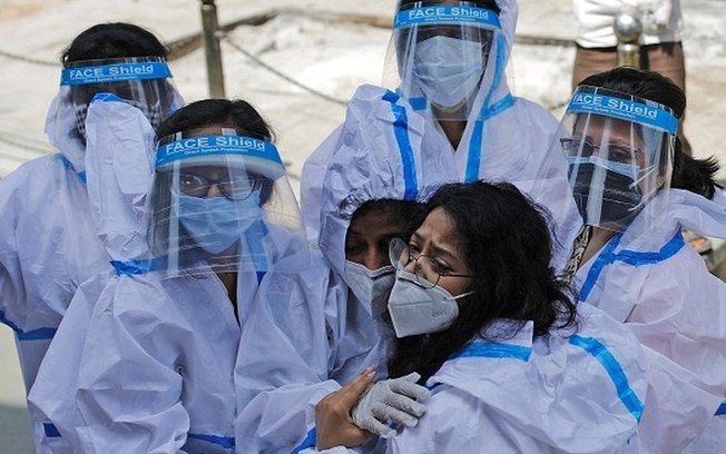 Médicos com equipamentos contra a covid-19 na Índia mostram o colapso do sistema de saúde.