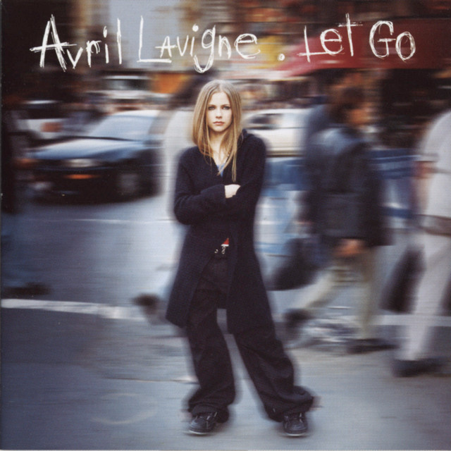 Avril Lavigne aparece em foco e no centro da capa do seu álbum, titulado "Let Go", ao mesmo tempo em que a rua ao fundo está desfocada.