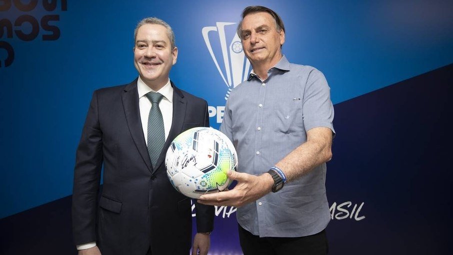 Rogério Caboclo, presidente da CBF à esquerda e Jair Bolsonaro à direita.